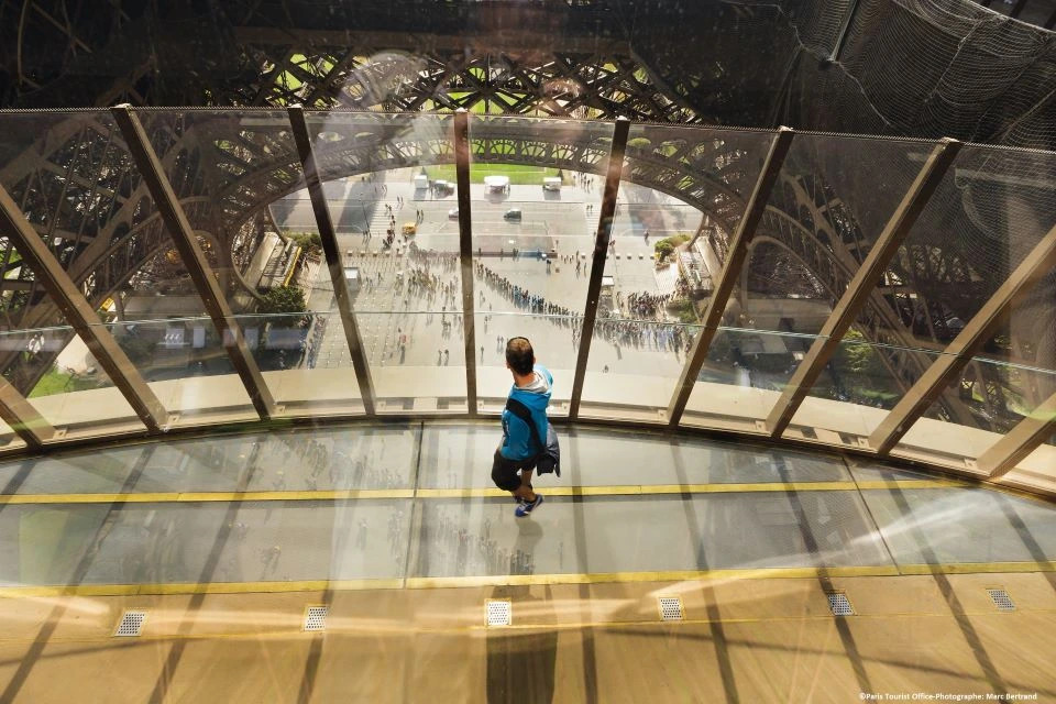 a-man-spends-the-night-on-the-eiffel-tower-after-dj-snakes-private-concert