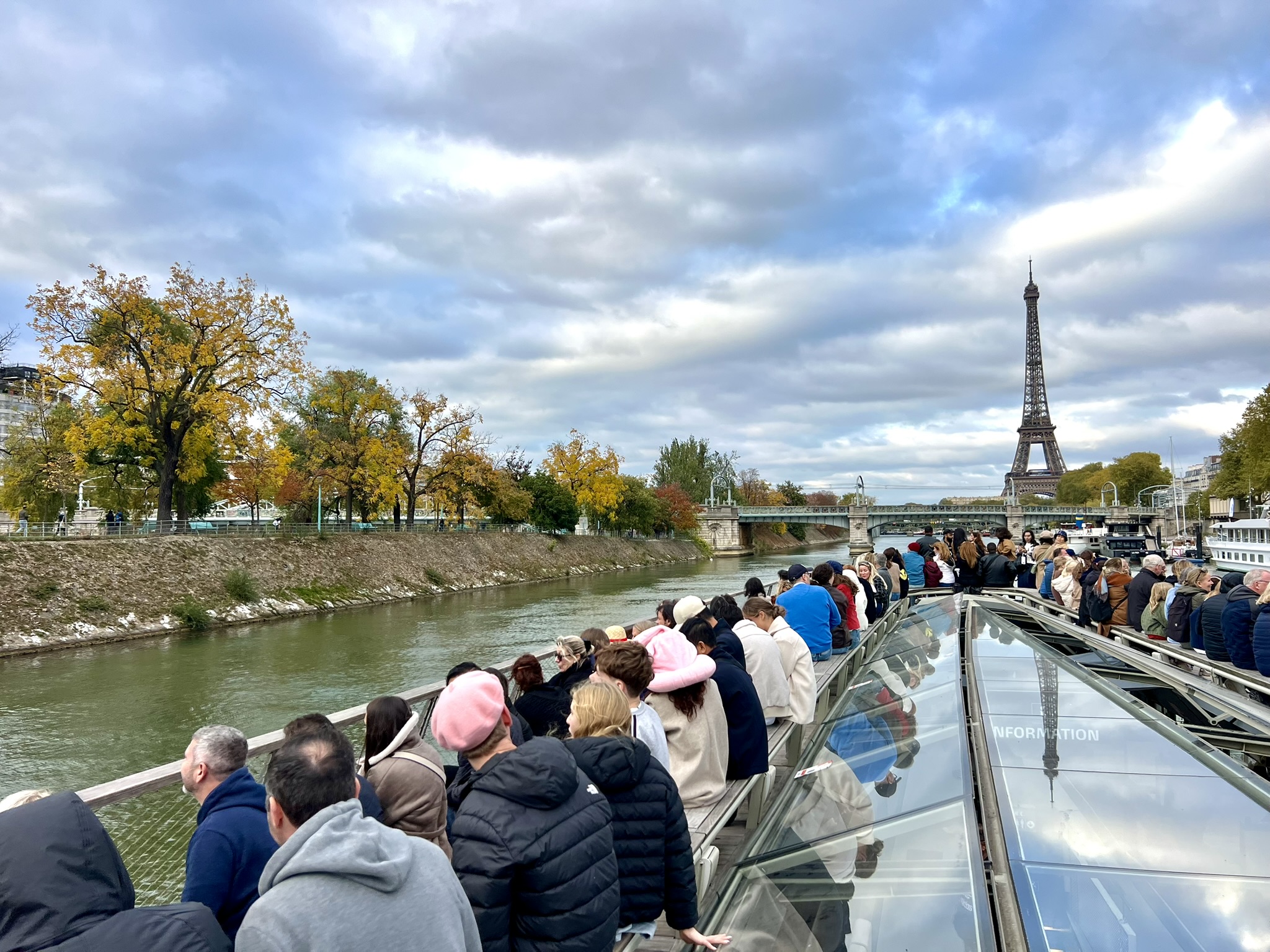 bateaux-parisiens-sightseeing-cruise-opening-hours-seating-plan-visitor-guide